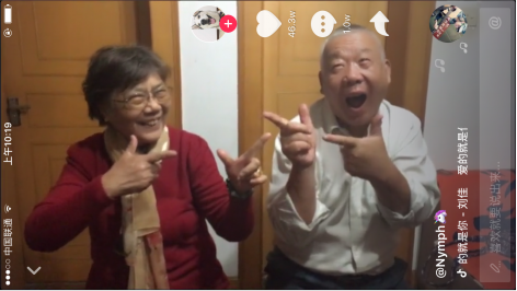 抖音手势舞全民都在玩，七旬老夫妇上热搜