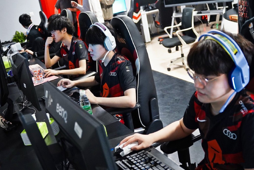 韩网友热议，Knight在LPL被严重低估！马老师直言他本来就有实力