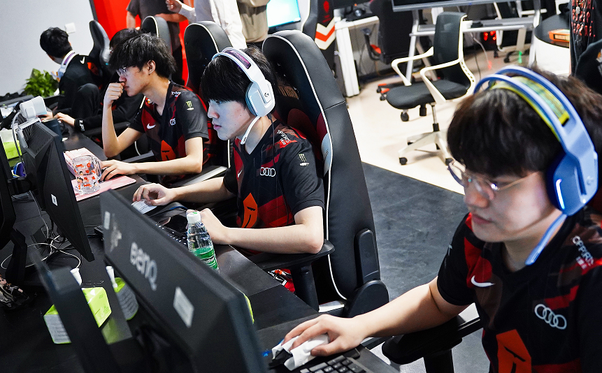 TES运营竟是Uzi粉丝？在官方视频里“夹带私货”，阿水被黑惨了！