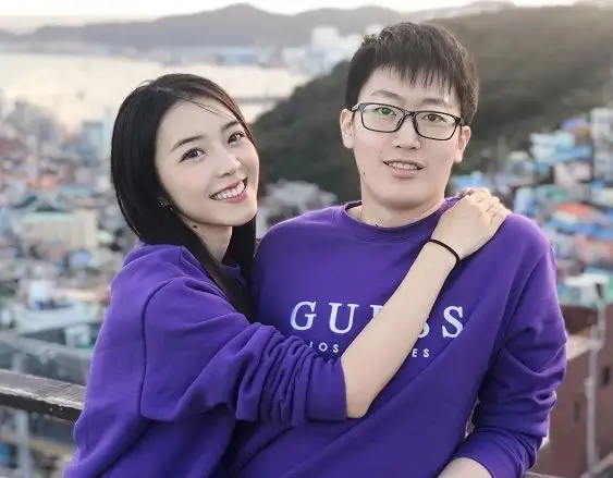 官方钦点情侣？网友让管大校起来抢菜，余霜：他根本不醒！