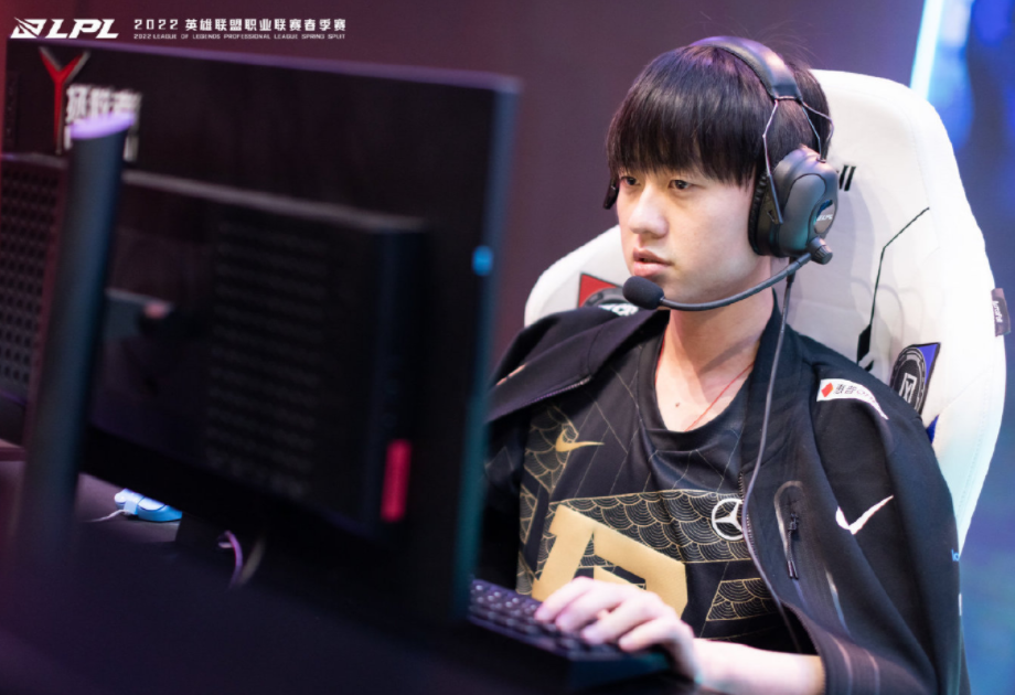 RNG会师TES！AJ兑现亲狗承诺，管泽元却被喷上热搜，JDG官博：哥