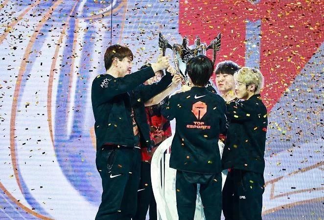 一竞技：小天在干嘛？本人发送自嘲弹幕，观众发现直接蚌埠住了！