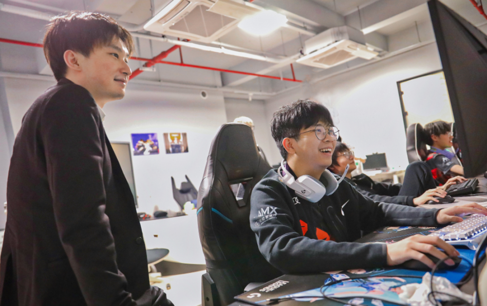 Zoom付出了很多！Wayward出色表现的背后，有着“千斤”陪练团