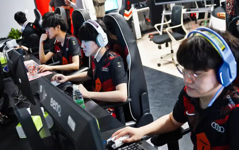 “UZI拿过皮肤钱，但现在很难受”！Doinb曝乌兹近况，去V5不现实