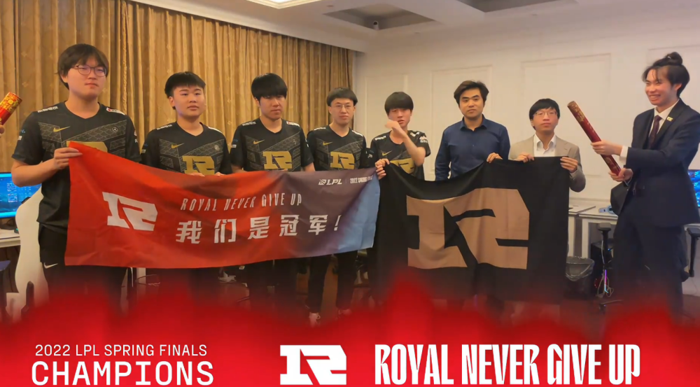 “他太想拿冠军了！”RNG夺冠阿宾打爆TES上单，教练透露武器立功