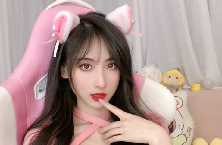 “LPL圈新矛盾”！火星包调侃女解说穿着，鼓鼓霸气回怼，梁子结下了