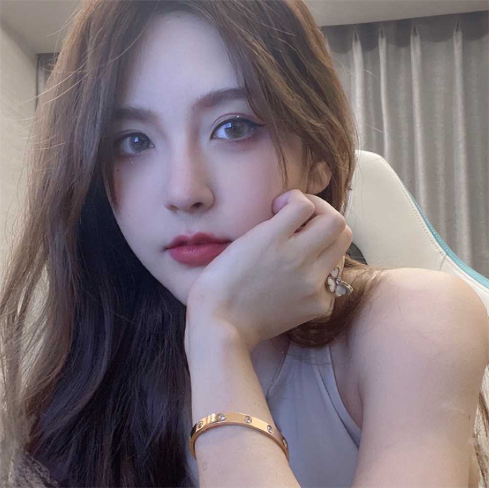 LPL女主持亲自动手理发，余霜天赋加满，骆歆穿上校服变身学生