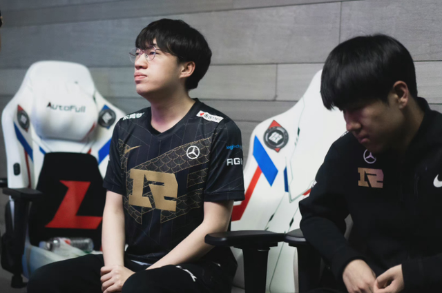 拳头官方被指不公平，LPL线上参赛对LCK不利？T1队员公开发声！