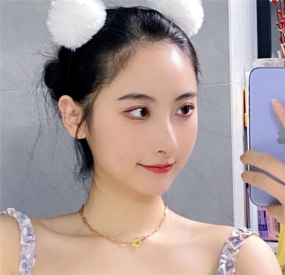 得陇望蜀？男主播在一件裙子上做文章，直接要求LPL女解说退圈