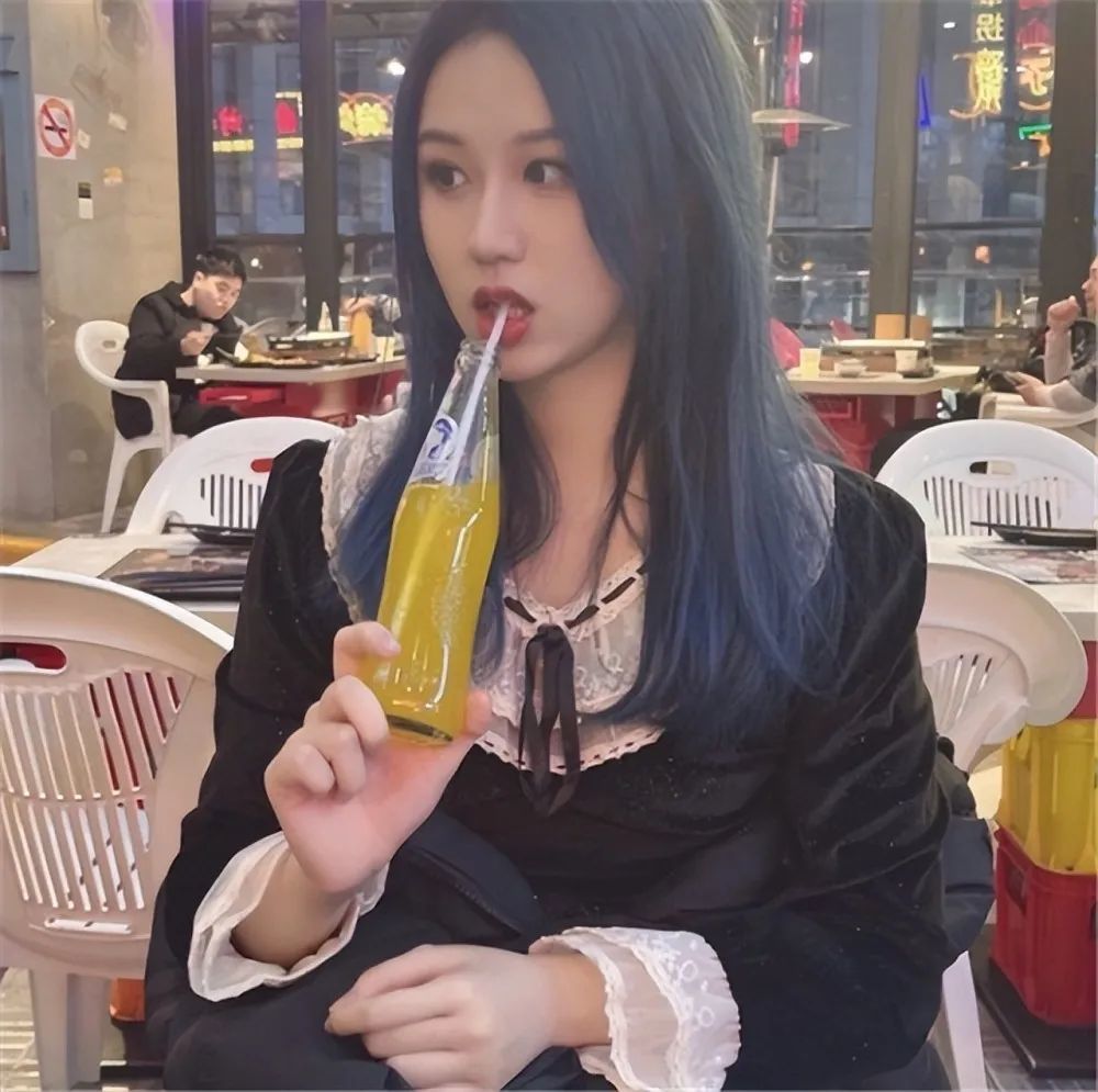 LPL女解说跟退役队员提分手，与此同时，这对下路组却“真情告白”