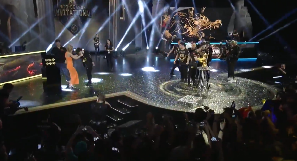 MSI双冠的队伍有两支，但拿了MSI冠军又拿S冠的只有他一个