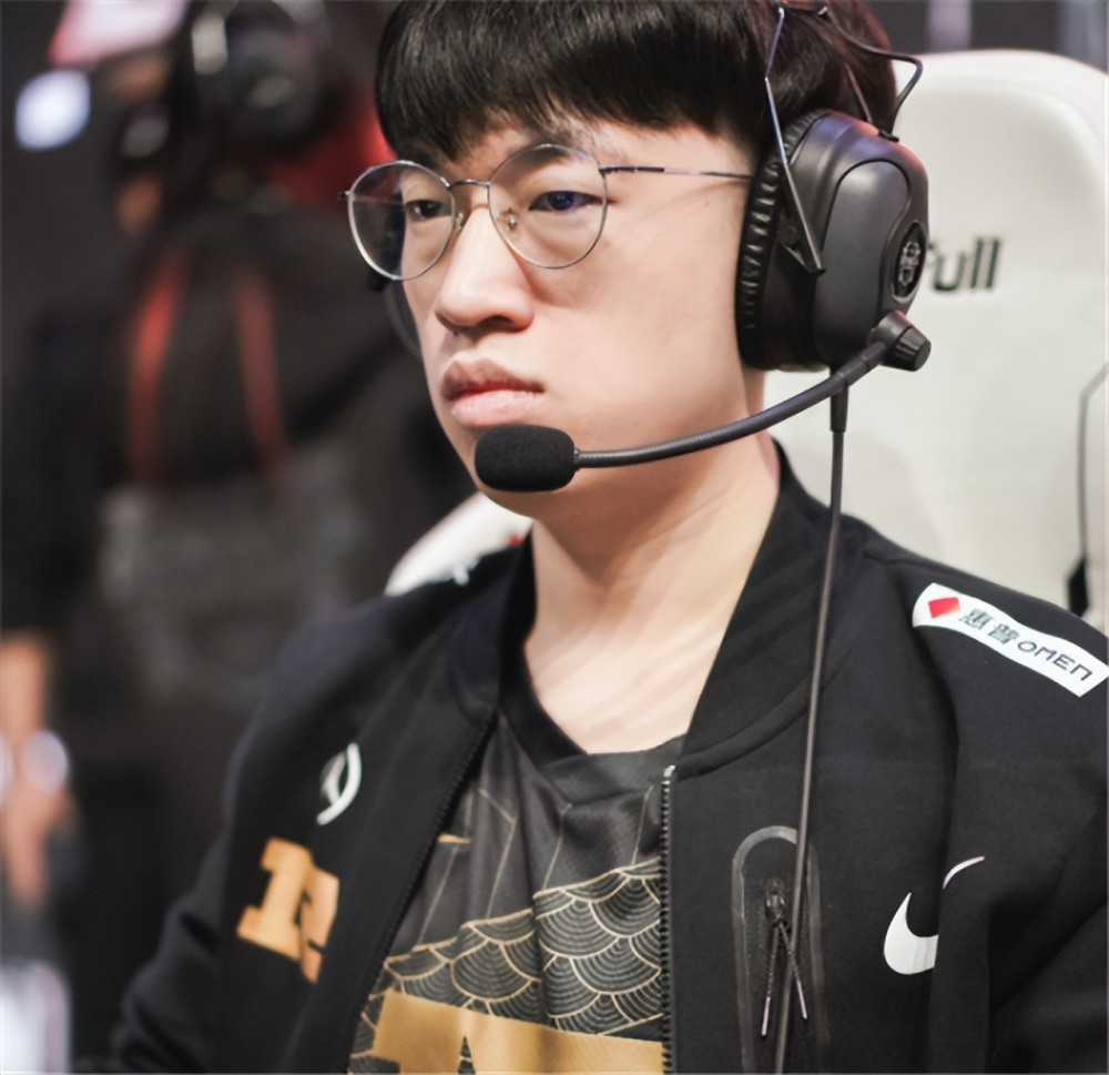 女主播为小虎加油打气，身披特制版队服起舞，退役选手看得不转眼