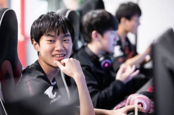 放弃亚运中单首发，牙膏直播维护Knight，微博道歉又删除