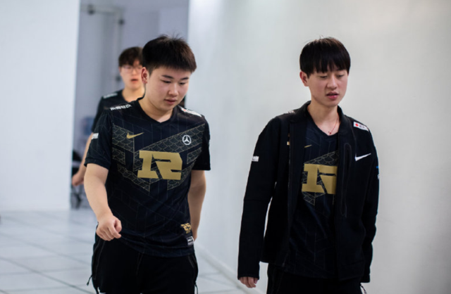 RNG遭受不公平待遇被迫重赛，赛程安排引不满，LPL众解说发声！