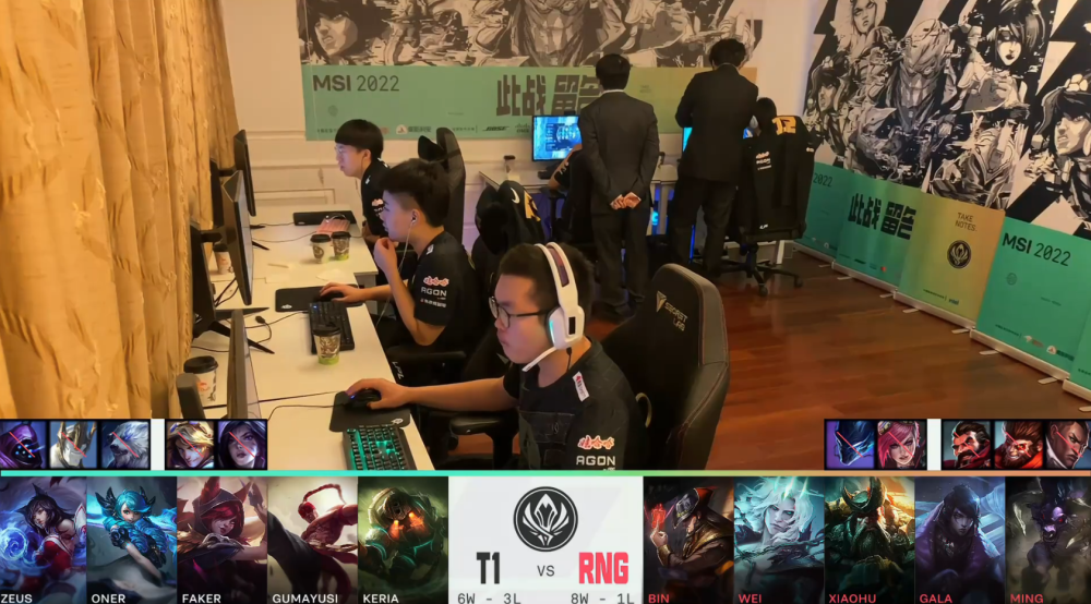 RNG输给T1现场狂欢！T1队员摆手势找回自信，LPL解说发文安慰粉丝