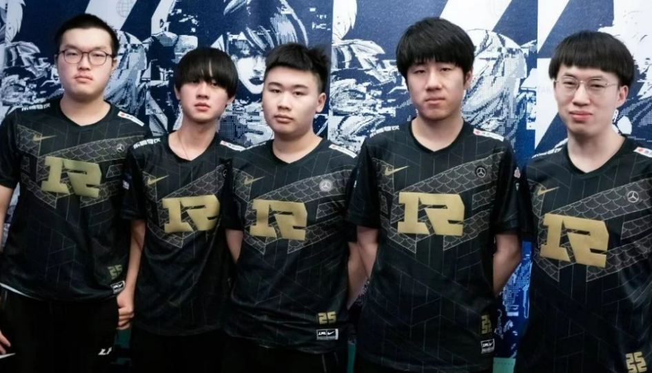 RNG小组赛第一进四强却被骂：为什么不直接选T1，在怕什么
