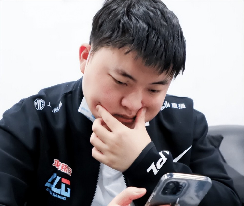 UZI：压力太大了，弹幕都不敢看！网友建议：多向张嘉文学习