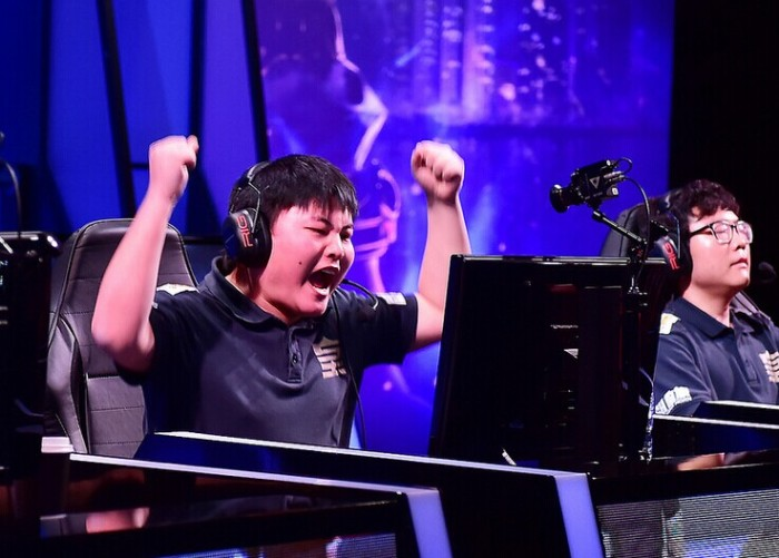 LOL：外媒提问谁是最伟大的无冕之王，Uzi票数远超小虎，地位真稳