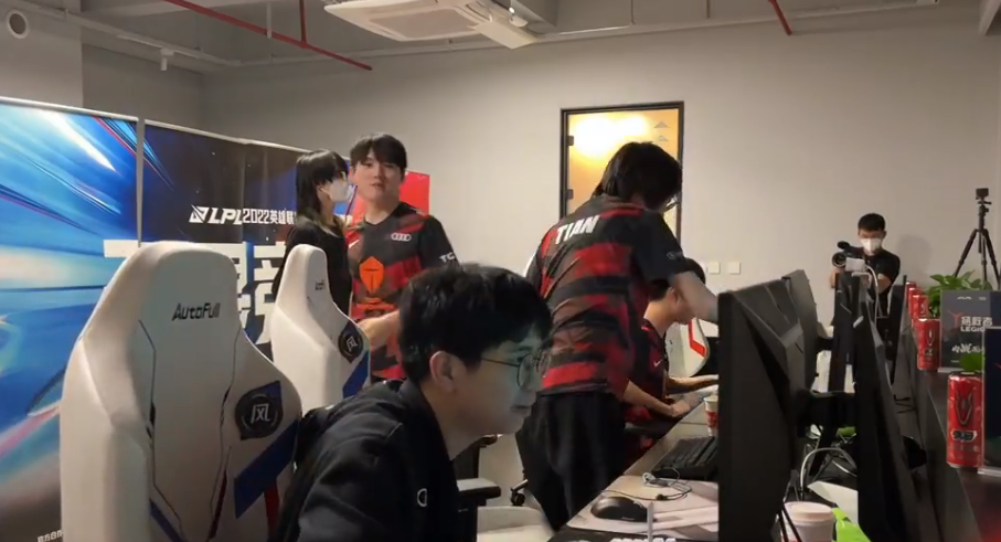 水手组合发力，TES零封WE拿下首胜，阿水开心了，网友：EZ王