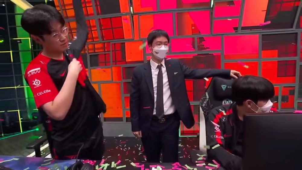 承认RNG比自己强！T1教练不再嘴硬，已彻底认清差距，就差Faker了