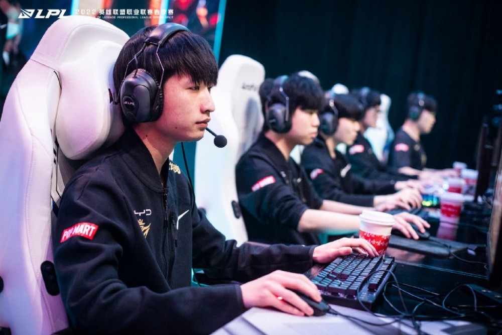 海外网友热议V5击败TT：showmaker在LPL的首秀，表现不错
