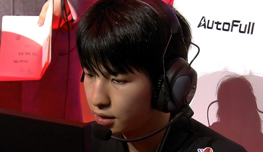 LPL下路第一惨案，连续三局被暴打，Uzi建议：他应该扇自己一巴掌