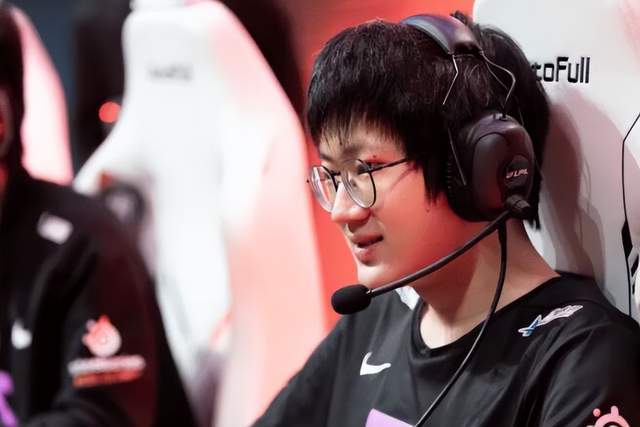 LPL越来越敢拿冷门英雄，时隔九年再次出现狗头，后期5人拿他没办法