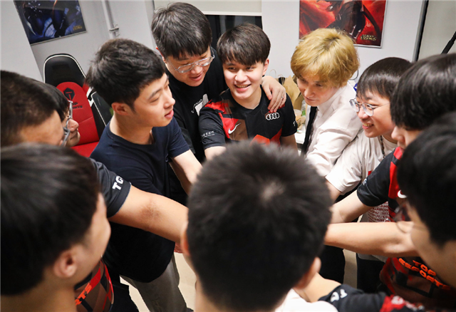 询问tian和knight关系之后，余霜只字不提道歉，却吐槽家里有蟑螂