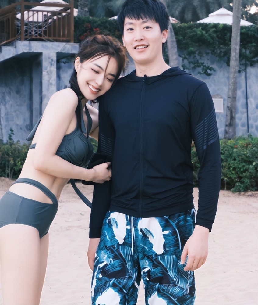 余霜泳装晒和泽元甜蜜合影，只有Rita没男友，网友起哄：张导加油