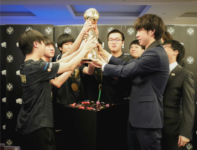 LOL这次丢大面儿了，庆祝RNG夺冠却赖着奖品不发，拖一个月差点被封