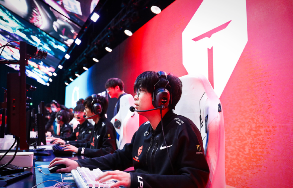 TES官博又被冲了！因发文为LCK战队加油，随后秒删！引发争议