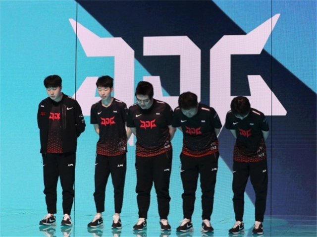 uzi“锐评”369长胖速度：几个月就圆2圈，战队也没准备大号队服