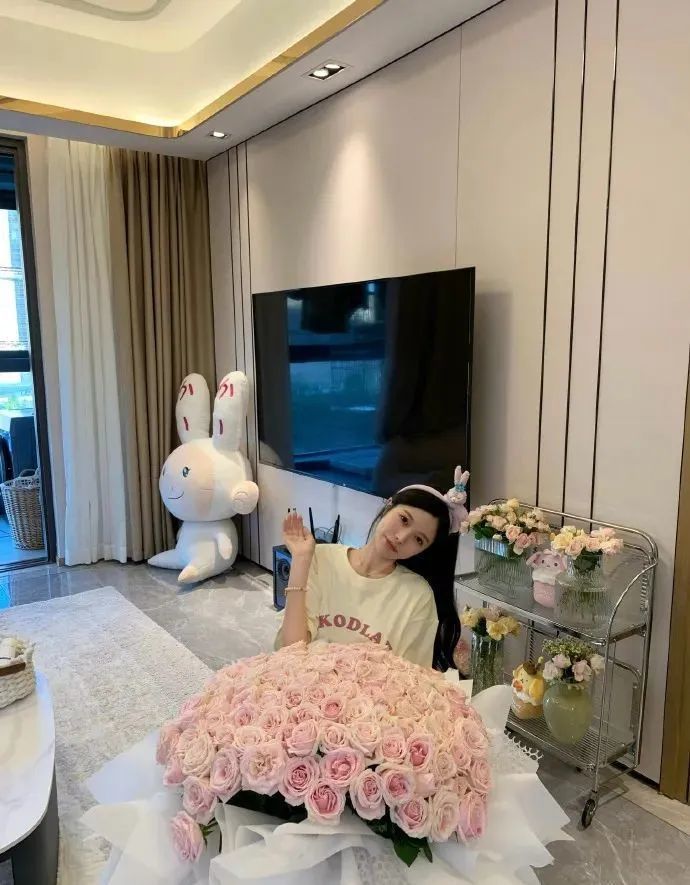 Letme的老婆太美啦！Letme深情对望，尽显甜蜜