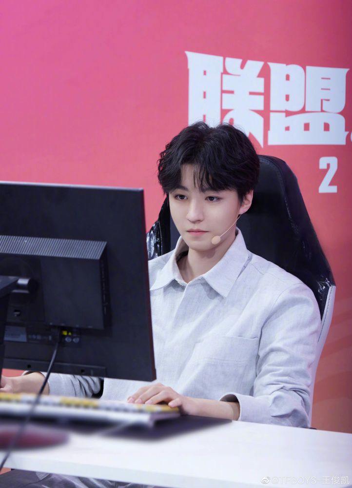 王俊凯用皮卡丘键盘，还有宝宝皂、海贼王贴纸，他真的好可爱！