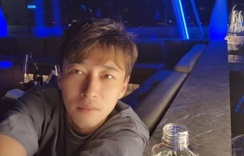 钱小佳直播斗地主一手好牌就飘了，粉丝：你以后准备播游戏了啊？
