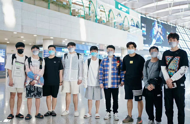 RNG机场合影曝光，拖鞋是亮点，小虎与众不同，北枫：太潮了