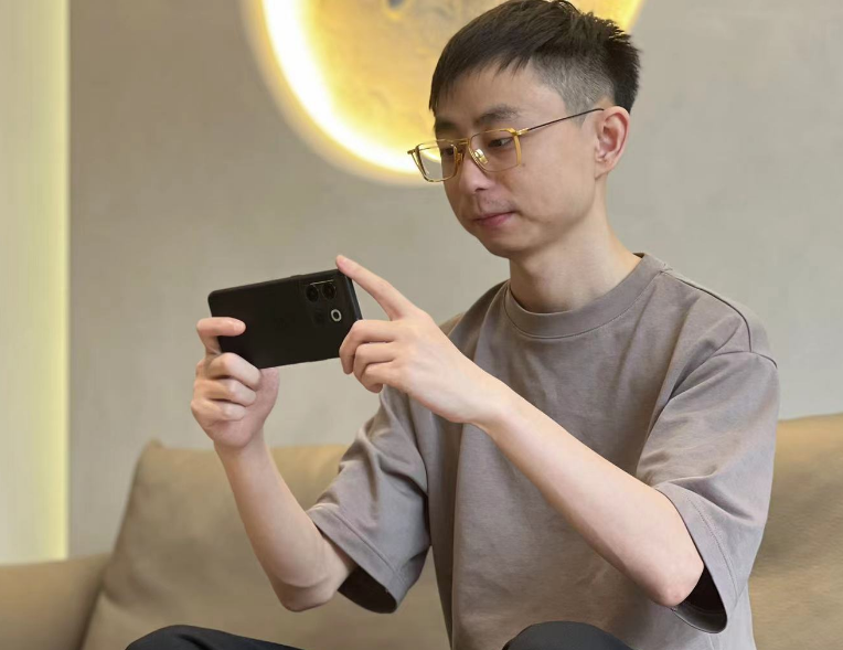 水晶哥怒刚黑子，戏称其为小蝌蚪，斗地主之神的肯定