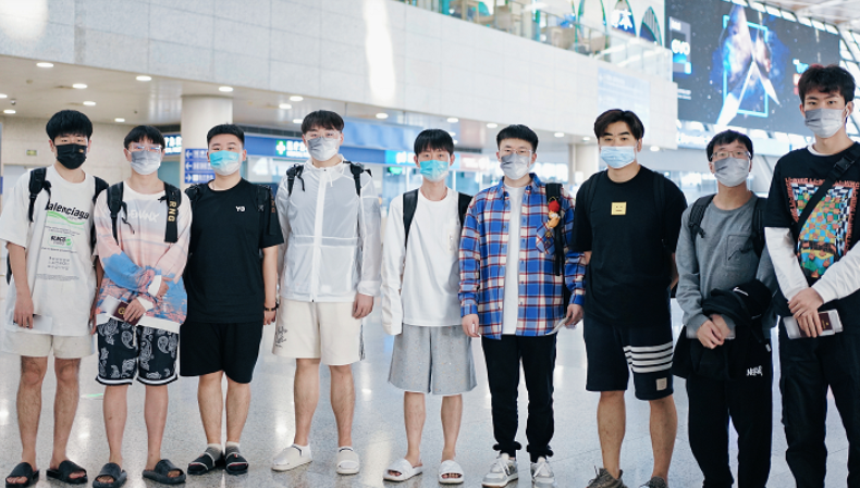 RNG晒出征纪录片，小虎穿搭太潮流，工作人员都认不出来，确实帅