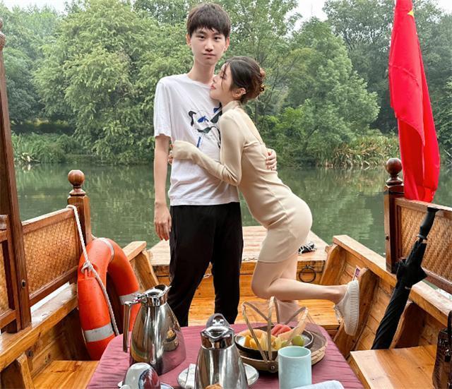 doinb的小孩近5个月，糖小幽肚子却看不出来，还在做上强度的动作
