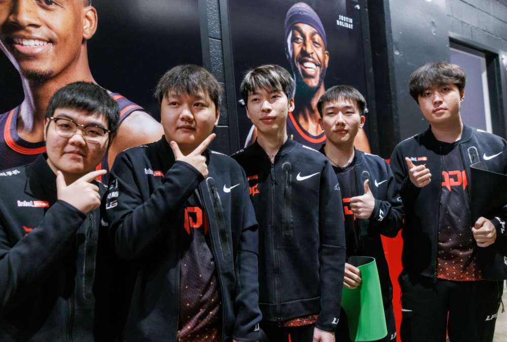 LPL4队全部淘汰，Uzi微博沦陷，网友：带华子再冲一次吧！