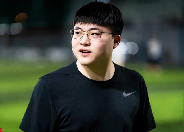 Uzi解说JDG比赛，下路被碾压后开团hope，解说上场都比他强