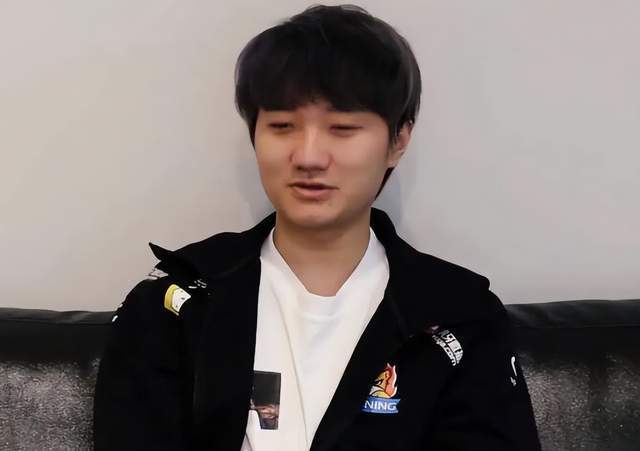 辅助蛇蛇晒妹妹照片，颜值超高不输网红，众位网友称他为新大舅子
