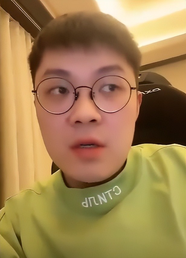 V5前教练涵艺开直播爆料FPX内幕，直言管理层应该背锅